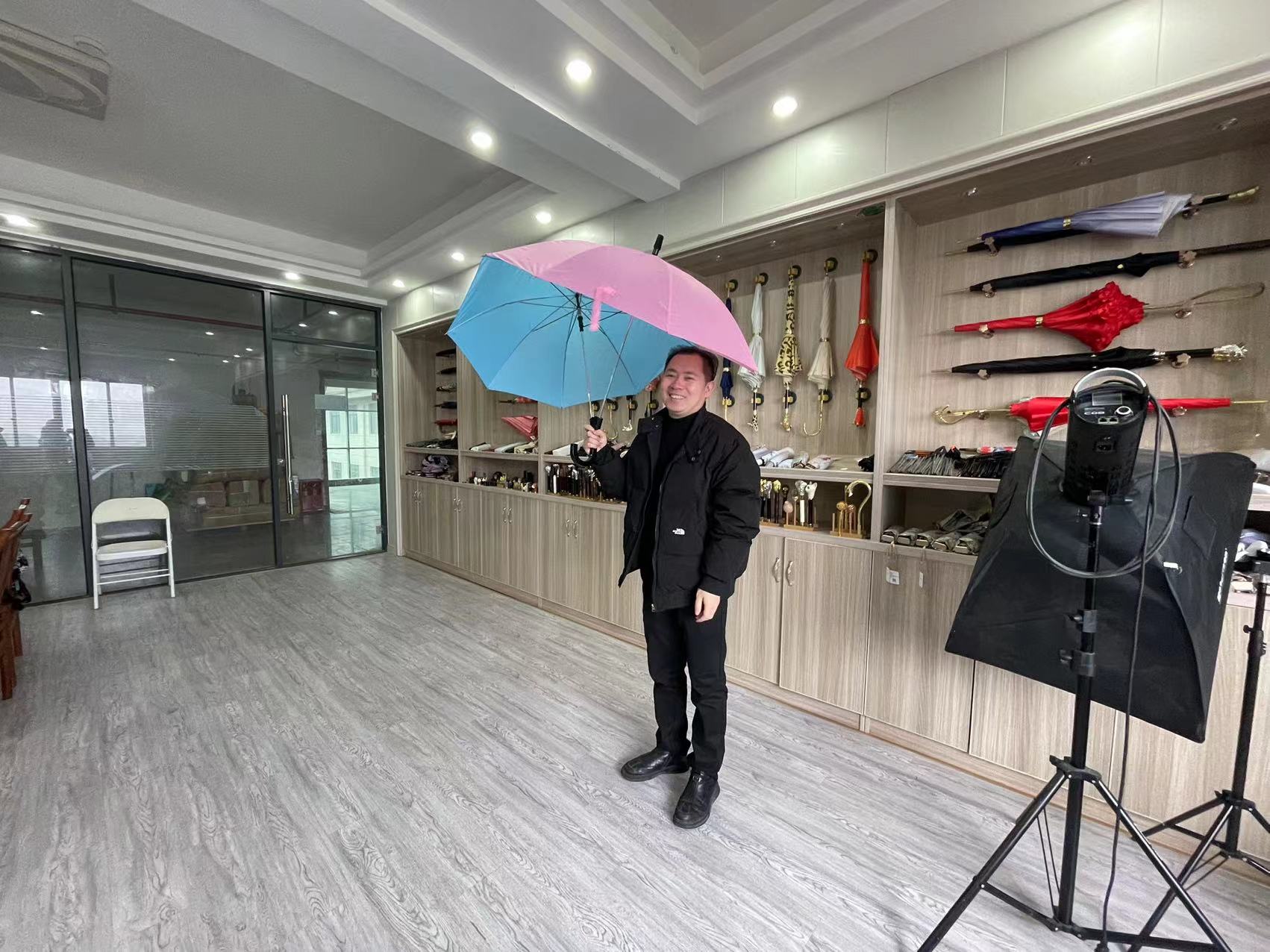 雷鹏琳展示专为情侣设计的双人伞。人民网记者 王丽玮摄