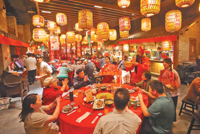 欢乐祥和过年 市场供需两旺（锦绣中国年）