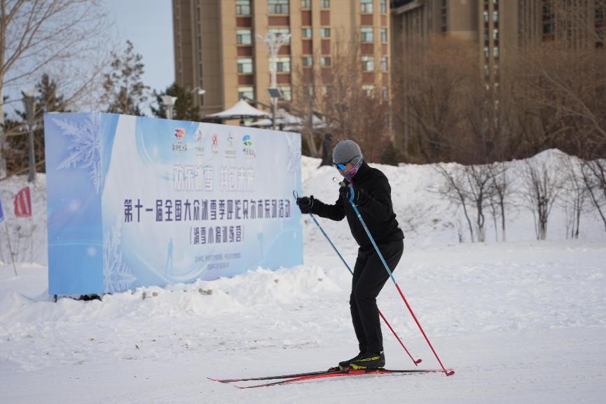 在呼伦贝尔，滑雪爱好者在城市越野滑雪公园内滑雪。人民网记者 苗阳摄